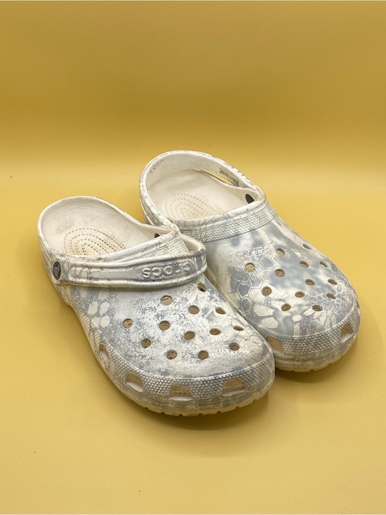CROCS Other - CROCS Kids White and Light Gray Patterned Clogs